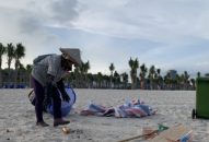 Bãi biển Bãi Cháy hứng 6 tấn rác từ du khách mỗi ngày