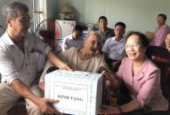 Phó Bí thư Thường trực Nguyễn Thị Nghĩa tặng quà Mẹ Việt Nam anh hùng, thương binh tiêu biểu tại huyện Thuỷ Nguyên