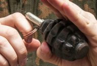 Dùng lựu đạn níu giữ tình cũ