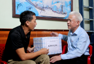 Phó Chủ tịch UBND thành phố Nguyễn Đình Chuyến thăm và tặng quà gia đình chính sách