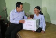 Phó Chủ tịch UBND thành phố Nguyễn Văn Thành thăm, tặng quà gia đình chính sách