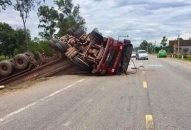 Giao thông 24h: Xe đầu kéo “phơi bụng”, 2 người bị thương