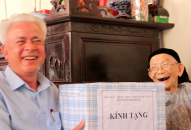 Phó Chủ tịch UBND TP  Nguyễn Đình Chuyến thăm và tặng quà gia đình chính sách tại huyện Cát Hải, Vĩnh Bảo