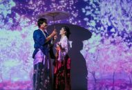 Du khách phấn khích trải nghiệm “cơn mưa hoa 3D” tại Lễ hội mặt trời mọc