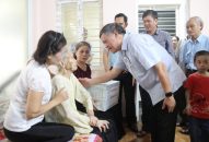 Phó Chủ tịch Thường trực UBND thành phố thăm, tặng quà các gia đình chính sách, doanh nghiệp thương binh tiêu biểu