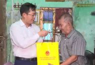 Đoàn đại biểu Quốc hội thành phố thăm, tặng quà gia đình chính sách, người có công trên địa bàn quận Kiến An