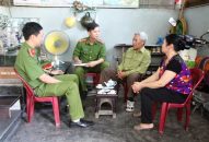 CAQ Kiến An vận động nhân dân giao nộp 5 súng, 1 quả bom