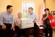 Chủ tịch UBND thành phố thăm, tặng quà các gia đình thương binh, liệt sỹ, người có công huyện Tiên Lãng