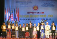 Chủ tịch UBND thành phố tặng Bằng khen cho các tập thể, cá nhân có thành tích xuất sắc tham dự Liên hoan Âm nhạc ASEAN – 2019