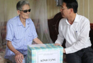 Phó Chủ tịch HĐND thành phố thăm, tặng quà các gia đình chính sách, người có công