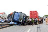 Đặt biển báo hạn chế tốc độ 60 km/h tại hiện trường vụ tai nạn trên Quốc lộ 5