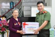 Lãnh đạo CATP thăm tặng quà gia đình chính sách