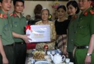 Giám đốc CATP thăm, tặng quà các gia đình liệt sỹ tại huyện Thủy Nguyên