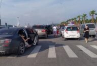 Ngại đi 200m, du khách tùy tiện dừng đỗ xe ngang nhiên tại đường ven biển Bãi Cháy