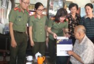 Phòng Quản lý Xuất nhập cảnh CATP: Thăm, tặng quà gia đình chính sách tại phường Vạn Mỹ
