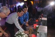 Đông đảo nhân dân và đoàn viên thanh niên tham gia Lễ thắp nến tri ân