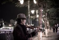 Tiếng vĩ cầm trên hè phố