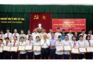 Trao 350 suất học bổng tặng học sinh có hoàn cảnh khó khăn