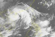 Bão Wipha giảm tốc độ, chững lại trên vịnh Bắc Bộ