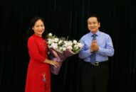 Trao Quyết định nghỉ hưu cho đồng chí Lê Thị Thu Hương, Phó Giám đốc Sở Tài chính