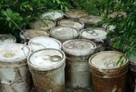 Điều tra nguồn gốc gần 30 thùng chất thải lạ thả dưới kênh