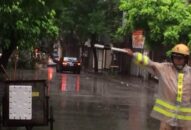 CSGT hỗ trợ đắc lực công tác dọn dẹp đường phố sau bão số 3