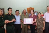 Phó bí thư Thường trực Thành ủy Nguyễn Thị Nghĩa thăm nạn nhân chất độc da cam