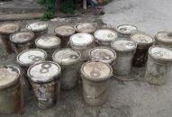 Sở Tài nguyên-Môi trường: Lấy mẫu chất thải chứa trong thùng nhựa tại kênh Hoà Bình, quận Dương Kinh