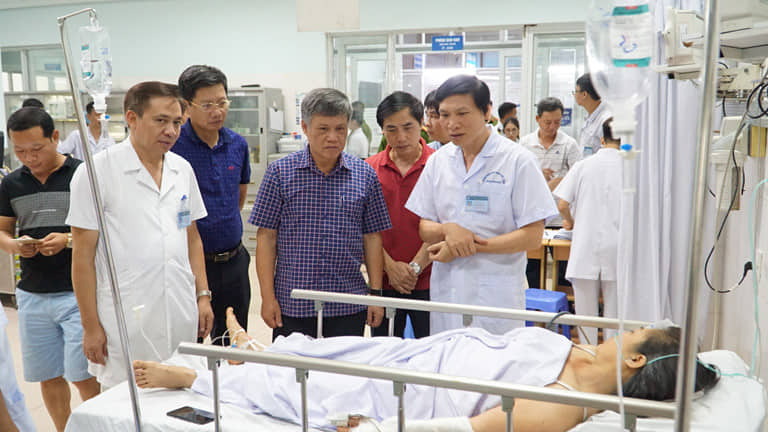 Đồng chí Nguyễn Xuân Bình- Phó Chủ tịch Thường trực UBND TP thăm, động viên các nạn nhân