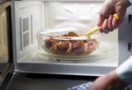 Lưu ý khi dùng lò vi sóng
