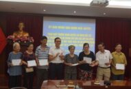 Dự án Đầu tư chỉnh trang đô thị tại khu đất số 4 phố Trần Phú:  Quận Ngô Quyền trao tiền thưởng, cấp giấy chứng nhận quyền sử dụng đất tái định cư cho các hộ sớm bàn giao mặt bằng