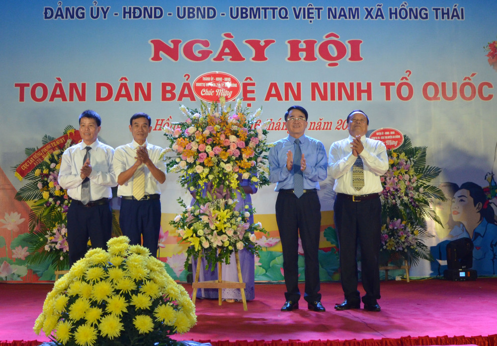 Đồng chí Lê Khắc Nam, Phó chủ tịch UBND thành phố tặng hoa chúc mừng