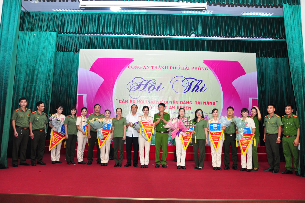 Ban tổ chức trao giải tặng các thí sinh tham dự hội thi