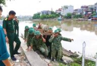 Bộ CHQS thành phố di dời quả bom trên sông Tam Bạc về vị trí an toàn