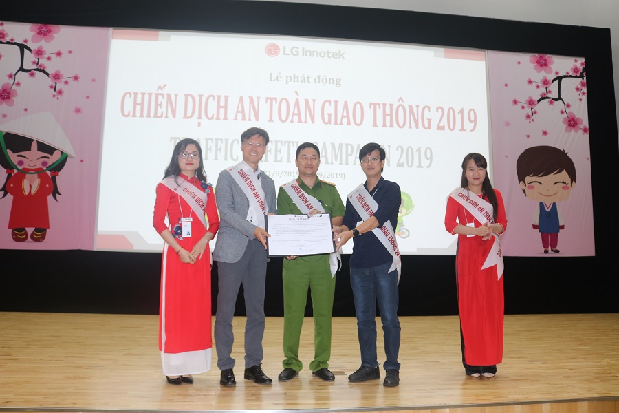 Đại diện các phòng, ban Công ty TNHH LG Innotek Việt Nam Hải Phòng với CAH An Dương ký cam kết thực hiện chiến dịch ATGT 2019