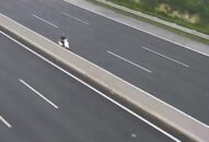Hãi hùng cảnh xe máy đi ngược chiều trên cao tốc Hà Nội-Hải Phòng