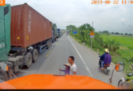 Mưa tim tài xế container sống chậm 5 phút dừng xe dắt cụ bà qua đường