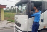 Hải Phòng: Thanh tra giao thông “bám đu” trên xe quá tải trốn trạm cân