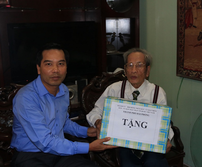 Đồng chí Cao Xuân Liên - Ủy viên Ban Thường vụ Thành ủy, Trưởng ban Dân vận Thành ủy, Chủ tịch Ủy ban MTTQ thành phố cùng đoàn công tác thăm tặng quà gia đình chính sách, người có công