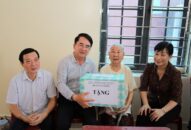 Phó Chủ tịch UBND thành phố Lê Khắc Nam thăm, tặng quà Mẹ Việt Nam anh hùng huyện Tiên Lãng