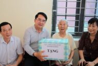 Phó Chủ tịch UBND thành phố Lê Khắc Nam thăm, tặng quà Mẹ Việt Nam anh hùng