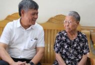 Phó Chủ tịch thường trực UBND TP Nguyễn Xuân Bình thăm, tặng quà gia đình chính sách huyện Kiến Thụy