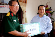 Phó Chủ tịch UBND thành phố Nguyễn Văn Thành thăm và tặng quà gia đình chính sách, người có công huyện Thủy Nguyên