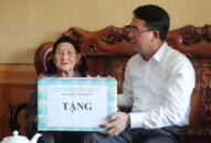 Lãnh đạo thành phố thăm, tặng quà gia đình chính sách huyện An Dương