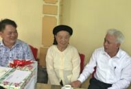 Phó Chủ tịch UBND thành phố Nguyễn Đình Chuyến thăm, tặng quà gia đình chính sách