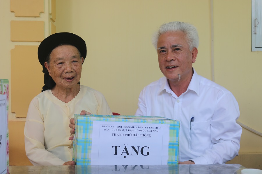 Đồng chí Nguyễn Đình Chuyến- Phó Chủ tịch UBND TP tặng quà Mẹ Việt Nam anh hùng Nguyễn Thị Nuôi