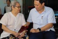 Trưởng Ban Nội chính Thành ủy Đặng Bá Cường thăm gia đình chính sách nhân dịp Quốc khánh 2-9