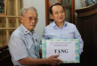 Phó Chủ tịch UBND TP Nguyễn Văn Thành thăm, tặng quà gia đình chính sách huyện Thủy Nguyên