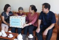 Phó bí thư Thường trực Thành ủy thăm, tặng quà các Mẹ Việt Nam anh hùng