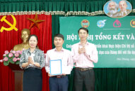 Trao giải cho các tác giả có thành tích xuất sắc trong cuộc thi tìm hiểu Chỉ thị số 40-CT/TW